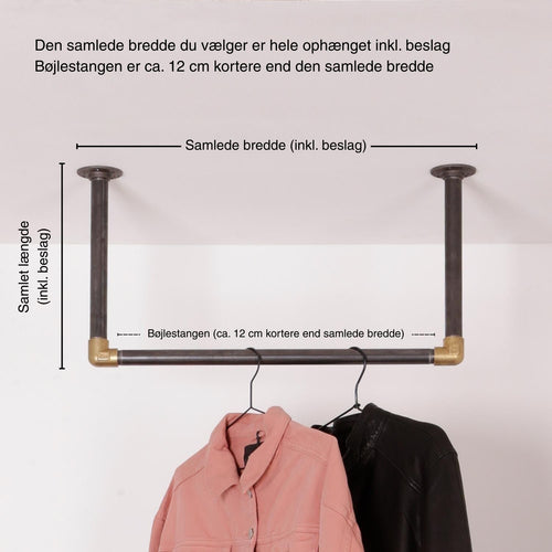 Close up af Raw 58 William bøjlestang til loft i sort vandrør med messing fittings