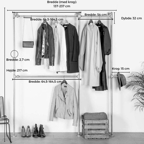 Rustikt tøjstativ af rå sorte vandrør med messing fittings som sættes fast i væggen og udnytter gulvpladsen. Plads til hele garderoben med en høj bøjlestang som kan bruges til kjoler. Går rigtig godt i en rustik indretning