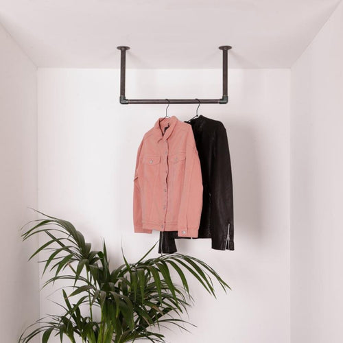 Flot indretning med Raw58 William bøjlestang til loft i sorte vandrør