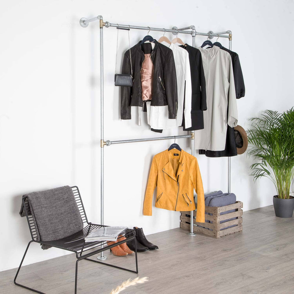 Rustikt tøjstativ af galvaniseret vandrør med messing fittings som sættes fast i væggen og udnytter gulvpladsen. Plads til hele garderoben med en høj bøjlestang som kan bruges til kjoler. Går rigtig godt i en rustik indretning