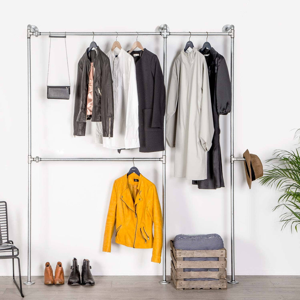 Rustikt tøjstativ af galvaniseret vandrør med som sættes fast i væggen og udnytter gulvpladsen. Plads til hele garderoben med en høj bøjlestang som kan bruges til kjoler. Går rigtig godt i en rustik indretning