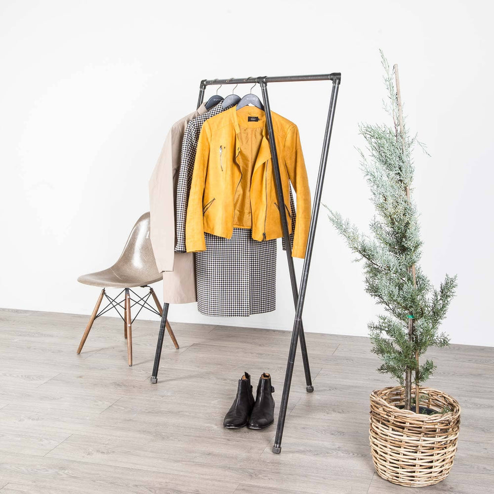 Super fedt designet vandrør tøjstativ som går rigtig godt i enhver indretningsstil.