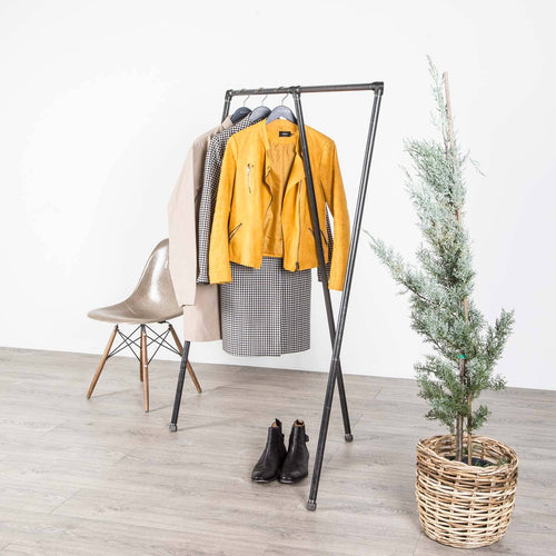 Super fedt designet vandrør tøjstativ som går rigtig godt i enhver indretningsstil.