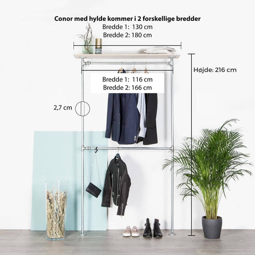 Simpel og stilet dobbelt tøjstativ som fastgøres i væggen for at spare gulvplads og udnytte pladsen optimalt. På toppen er der en hylde som kan bruges som pynte - eller tøjhylde.