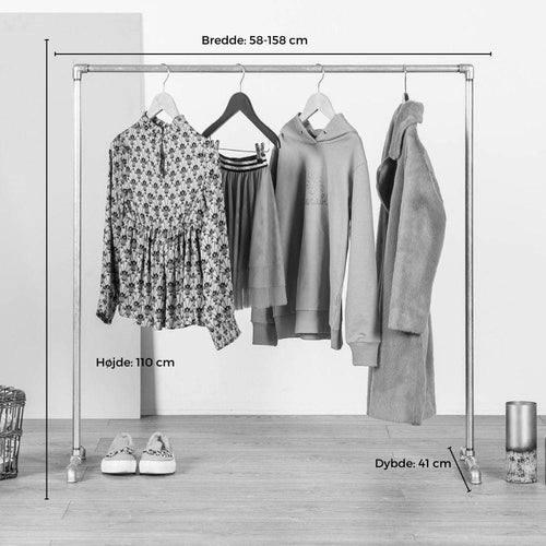 Unikt tøjstativ til børn som kan gennemføre en rustik indretning gennem alle boligens rum. Lavet i galvaniseret vandrør er børnetøjstativet utrolig holdbart og har lækre messing fittings.