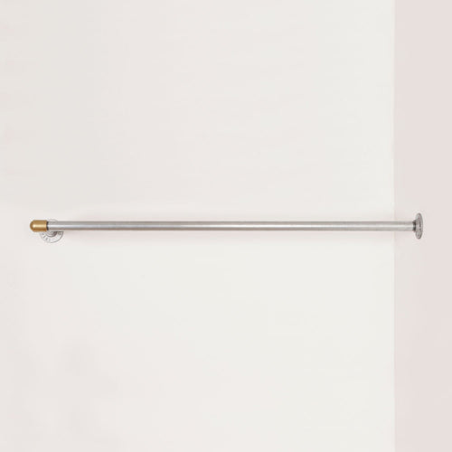 RAW58 Liam bøjlestang til væg i sølv Ophæng RAW58 57 cm Sølv med messing samlinger