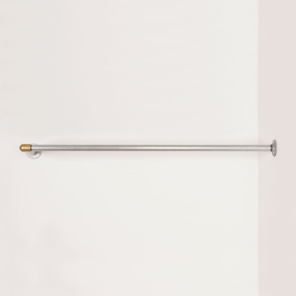 RAW58 Liam bøjlestang til væg i sølv Ophæng RAW58 57 cm Sølv med messing samlinger