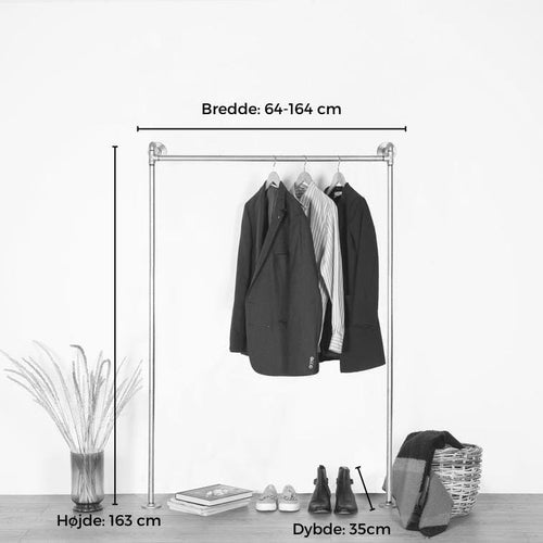 Funktionelt vandrør tøjstativ, sættes fast i væggen for at spare gulvplads. Lavet i galvaniseret vvs rør med messing fittings kan skabe en rustik indretning.