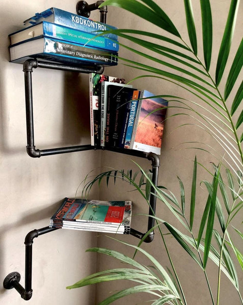 RAW58 Sebastian bogreol til væg i sort Bogreol RAW58