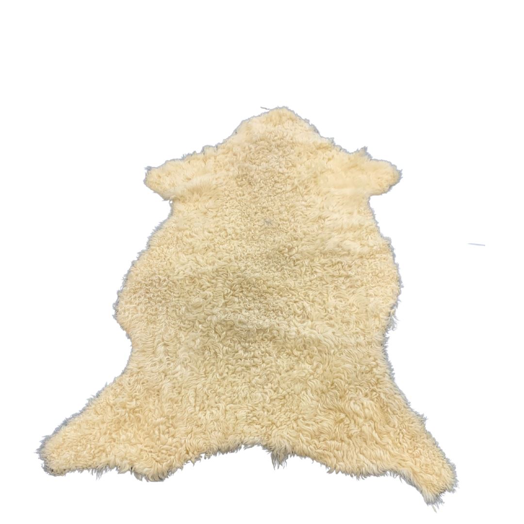 Creme hvid Gotlandsk lammeskind med krøllet lys pels | 90-100 cm x 60-70 cm Rumrum