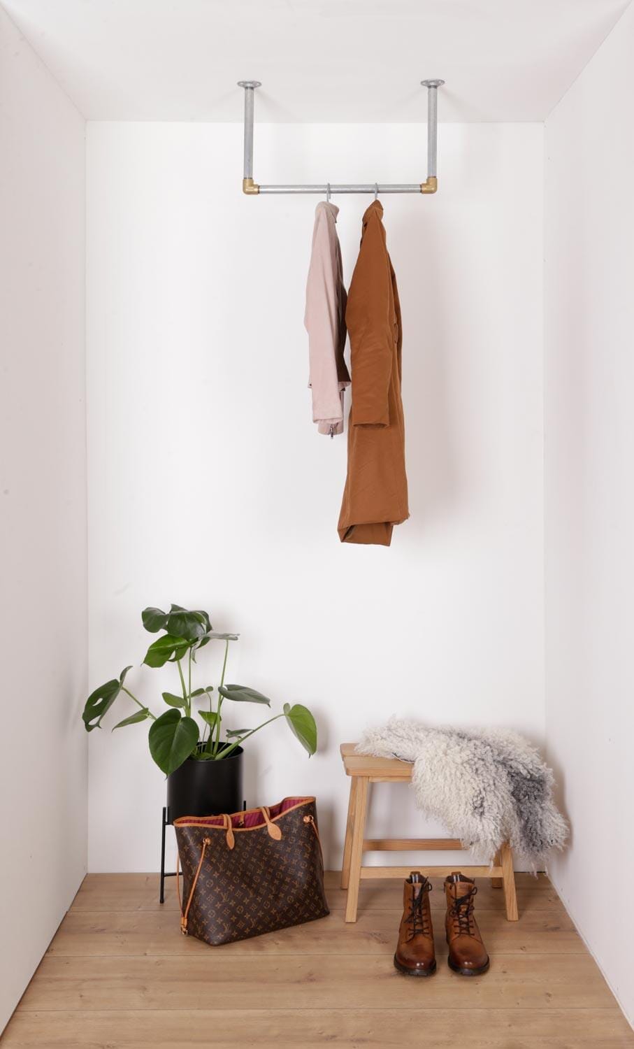 Tæt billede af Raw58 William bøjlestang i galvaniseret vandrør med messing fittings