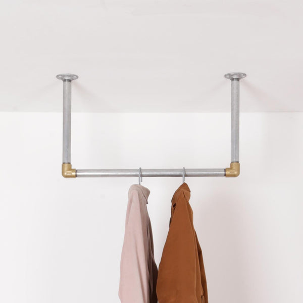 Tæt billede af Raw58 William bøjlestang i galvaniseret vandrør med messing fittings