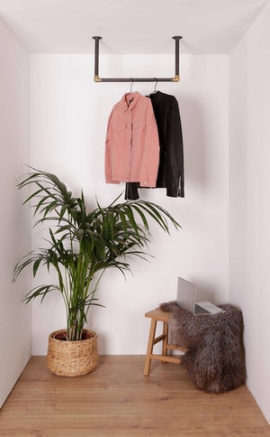 Flot indretning med Raw58 William bøjlestang til loft i sorte vandrør og messing fittings