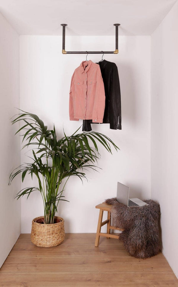 Flot indretning med Raw58 William bøjlestang til loft i sorte vandrør og messing fittings