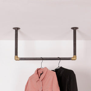 Close up af Raw 58 William bøjlestang til loft i sort vandrør med messing fittings