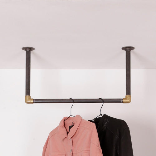 Close up af Raw 58 William bøjlestang til loft i sort vandrør med messing fittings