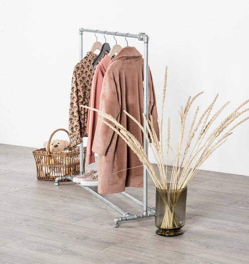 Smart vandrør tøjstativ til børn. Lavet i galvaniseret vandrør med en smart skohylde i bunden.