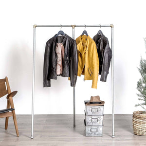 Vandrør tøjstativ i unikt stilet design. Lavet af galvaniseret vandrør.