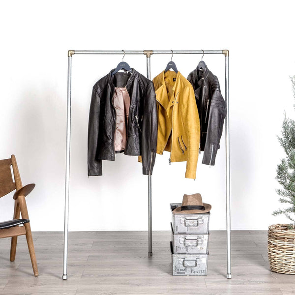 Vandrør tøjstativ i unikt stilet design. Lavet af galvaniseret vandrør.