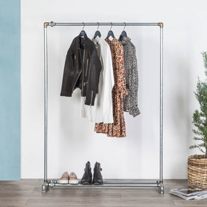 Vandrør tøjstativ i galvaniserede vvs rør med messing fittings. Passer til enhver stil i hjemmet fra en rustik indretning til en elegant minimalistisk styling. Med indbygget skohylde i bunden er der masser af opbevaringsplads.