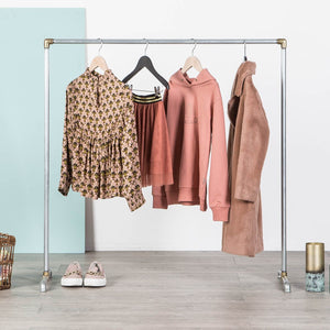 Unikt tøjstativ til børn som kan gennemføre en rustik indretning gennem alle boligens rum. Lavet i galvaniseret vandrør er børnetøjstativet utrolig holdbart og har lækre messing fittings.