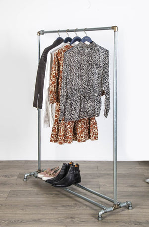 Vandrør tøjstativ i galvaniserede vvs rør med messing fittings. Passer til enhver stil i hjemmet fra en rustik indretning til en elegant minimalistisk styling. Med indbygget skohylde i bunden er der masser af opbevaringsplads.