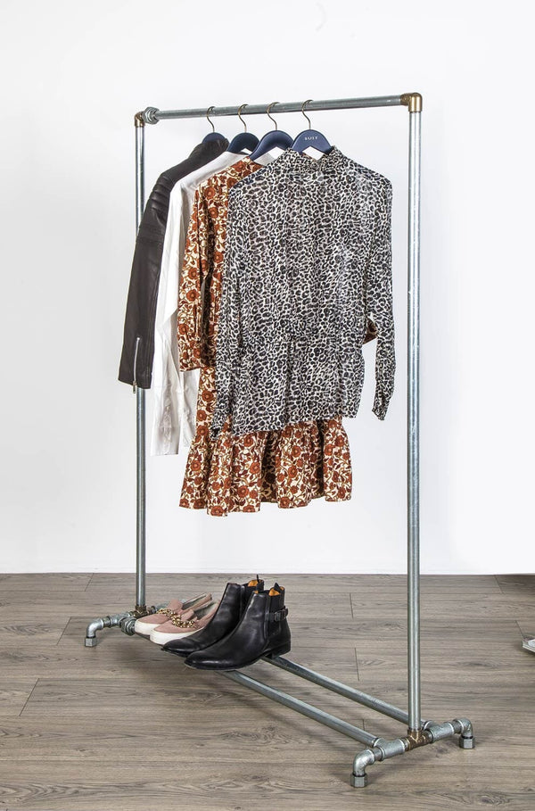 Vandrør tøjstativ i galvaniserede vvs rør med messing fittings. Passer til enhver stil i hjemmet fra en rustik indretning til en elegant minimalistisk styling. Med indbygget skohylde i bunden er der masser af opbevaringsplads.