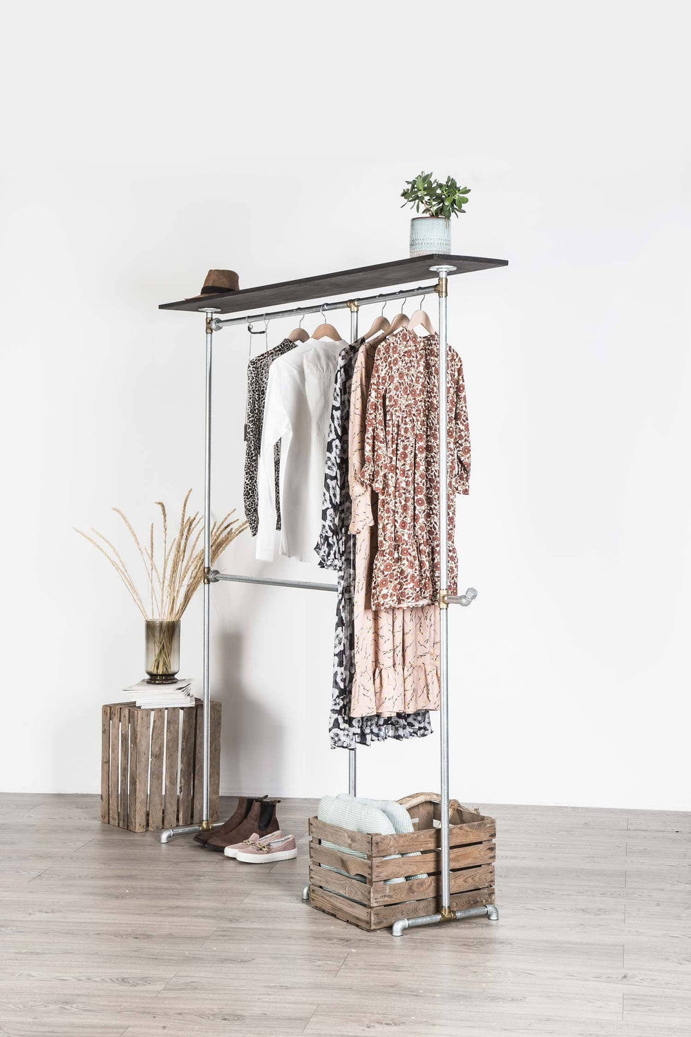 Vandrør tøjstativ i galvaniseret vvs rør og messing fittings. Med tøjhylde på toppen og krog i siden. Mange muligheder for opbevaring til alt hvad der er brug for. Kan bruges i enhver boligstil, alt fra rustik indretning til klassisk og minimalistisk stil.