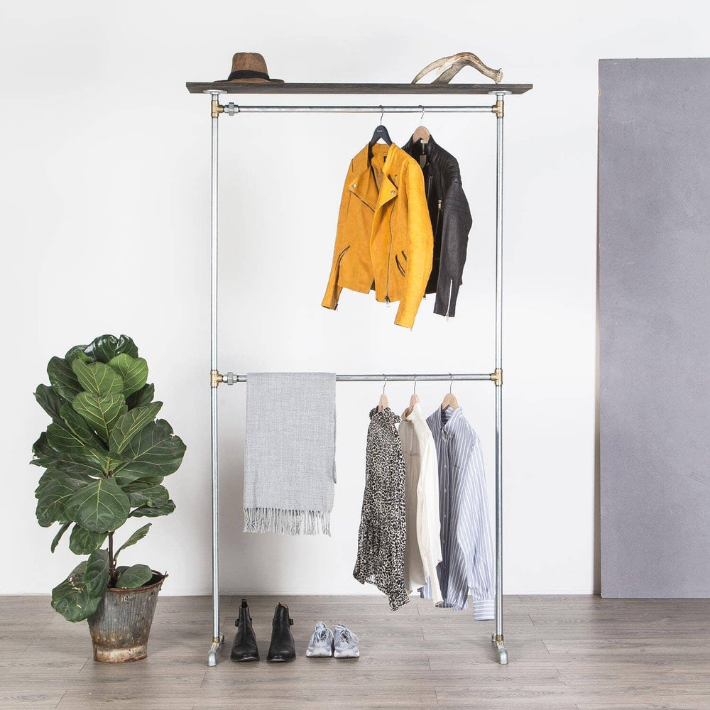 Vandrør tøjstativ med hylde som kan bruges som pynte, eller tøjhylde. Lavet i galvaniseret vvs rør som er utrolig holdbare med messing fittings og passer ind i enhver boligstil fra rustik indretning eller til at ramme en fed new yorker stil