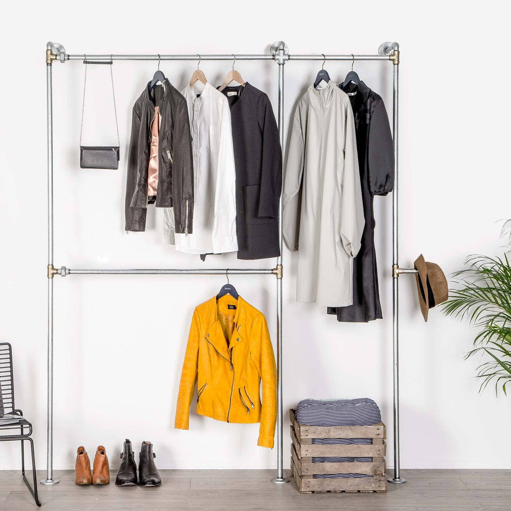 Rustikt tøjstativ af galvaniseret vandrør med messing fittings som sættes fast i væggen og udnytter gulvpladsen. Plads til hele garderoben med en høj bøjlestang som kan bruges til kjoler. Går rigtig godt i en rustik indretning
