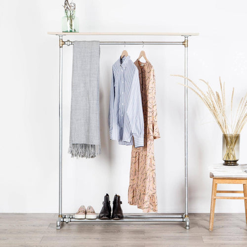 Rustikt vandrør tøjstativ i galvaniseret vvs rør med messing fittings og funktionel skohylde i bunden og en hylde der kan bruges som pynte- eller tøjhylde i toppen. Går perfekt i mange boligstil fra New Yorker stil til en rustik indretning.