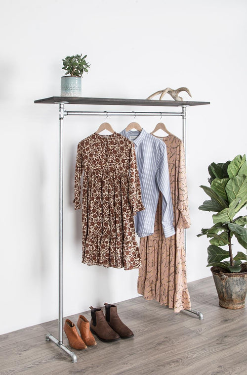 Simpelt og stilet  vandrør tøjstativ i galvaniseret vvs rør med hylde som kan bruges som pynte- eller tøjhylde.