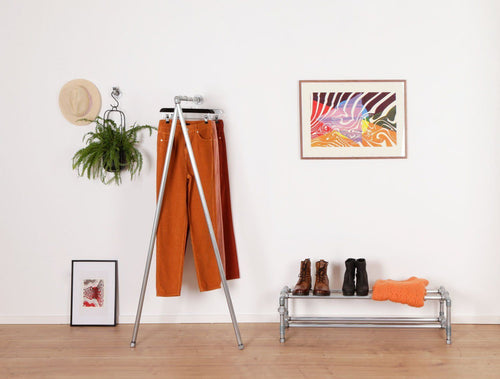 Unikt designet vandrør tøjstativ i galvaniseret vvs rør. Har en højde så der er plads til alt slags tøj.