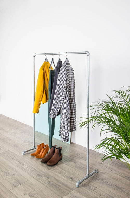 Simpelt og stilet vandrør tøjstativ der passer ind i enhver indretning og fås i flere størrelser.