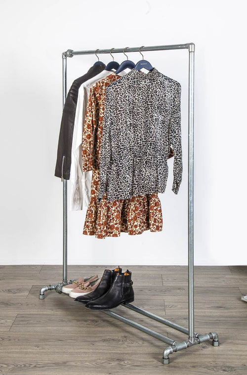 Vandrør tøjstativ i galvaniserede vvs rør. Passer til enhver stil i hjemmet fra en rustik indretning til en elegant minimalistisk styling. Med indbygget skohylde i bunden er der masser af opbevaringsplads.