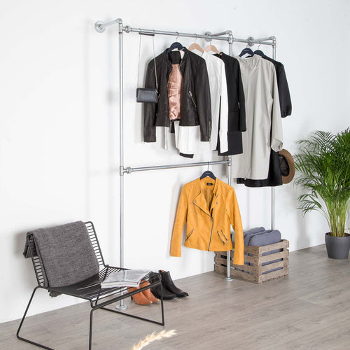 Rustikt tøjstativ af galvaniseret vandrør med som sættes fast i væggen og udnytter gulvpladsen. Plads til hele garderoben med en høj bøjlestang som kan bruges til kjoler. Går rigtig godt i en rustik indretning