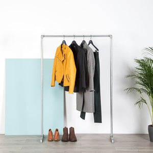 Simpelt og stilet vandrør tøjstativ der passer ind i enhver indretning og fås i flere størrelser.