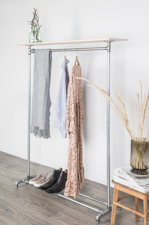Rustikt vandrør tøjstativ i galvaniseret vvs rør med funktionel skohylde i bunden og en hylde der kan bruges som pynte- eller tøjhylde i toppen. Går perfekt i mange boligstil fra New Yorker stil til en rustik indretning.
