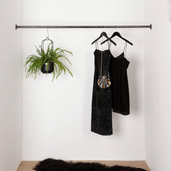 Marzello bøjlestang mellem to vægge i sort vandrør