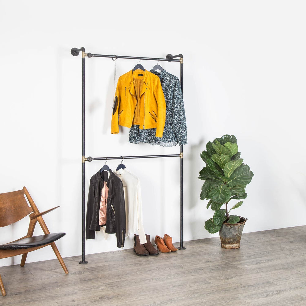 Super stilet vandrør tøjstativ med dobbelt bøjlestand så der er plads til en hel garderobe på det. Lavet i sorte vvs rør med messing fittings for høj kvalitet og et råt look.