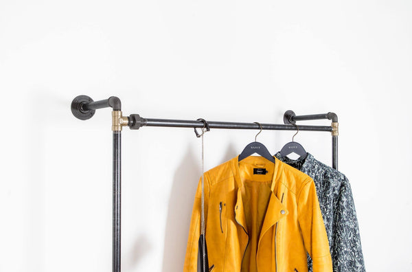Super stilet vandrør tøjstativ med dobbelt bøjlestand så der er plads til en hel garderobe på det. Lavet i sorte vvs rør med messing fittings for høj kvalitet og et råt look.