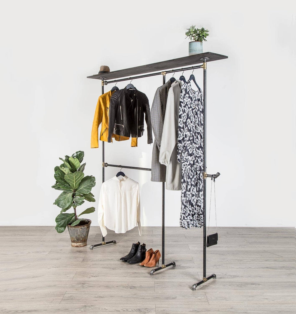 Vandrør tøjstativ i sort vvs rør og messing fittings med hylde der kan bruges som tøjhylde og krog i siden. Mange muligheder for opbevaring til alt hvad der er brug for. Kan bruges i enhver boligstil, alt fra rustik indretning til klassisk og minimalistisk stil. 