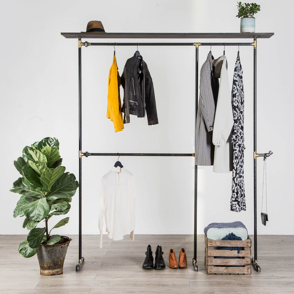 Vandrør tøjstativ i sort vvs rør og messing fittings med hylde der kan bruges som tøjhylde og krog i siden. Mange muligheder for opbevaring til alt hvad der er brug for. Kan bruges i enhver boligstil, alt fra rustik indretning til klassisk og minimalistisk stil. 