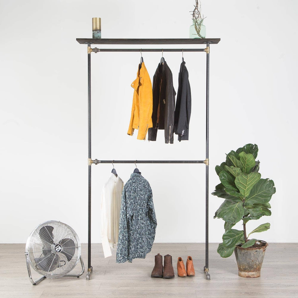 Vandrør tøjstativ med hylde som kan bruges som pynte, eller tøjhylde. Lavet i sorte vvs rør som er utrolig holdbare med messing fittings og passer ind i enhver boligstil fra rustik indretning eller til at ramme en fed new yorker stil