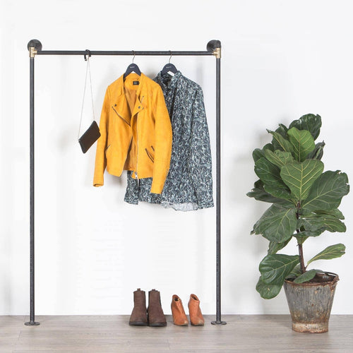 Funktionelt vandrør tøjstativ, sættes fast i væggen for at spare gulvplads. Lavet i sorte vvs rør med messing fittings kan skabe en rustik indretning med passer i alle indretningsstile.