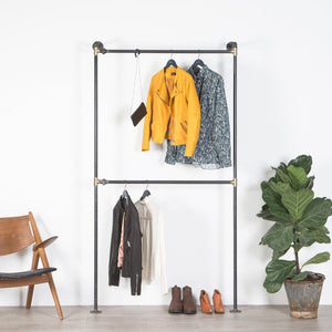 Super stilet vandrør tøjstativ med dobbelt bøjlestand så der er plads til en hel garderobe på det. Lavet i sorte vvs rør med messing fittings for høj kvalitet og et råt look.