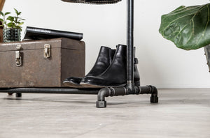 Rustikt vandrør tøjstativ med funktionel skohylde i bunden. Går perfekt i mange boligstil fra New Yorker stil til en rustik indretning.