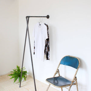 Funktionelt og super fedt designet vandrør tøjstativ. Lavet i sort vandrør og passer perfekt i enhver indretningsstil.