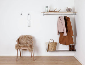 Elegant hjørneindretning med Raw58 Sophia skoreol i galvaniseret vandrør med messing fittings