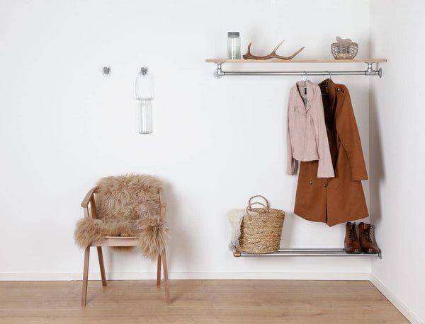 Elegant hjørneindretning med Raw58 Sophia skoreol i galvaniseret vandrør med messing fittings